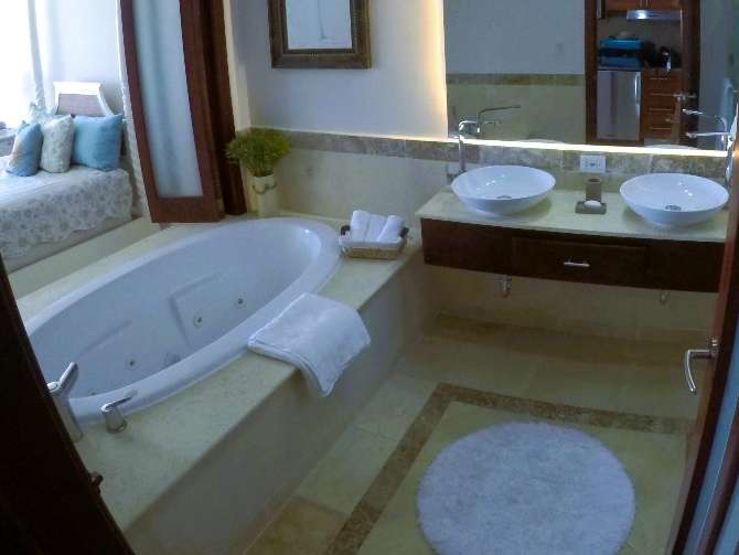 A 23 Punta Palmera studio bathroom